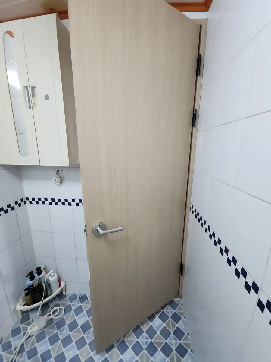 화장실 도어 교체 — 화장실 안쪽에서 본 새 문짝