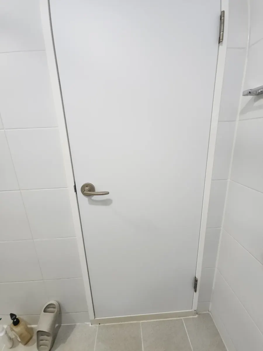 화장실 문짝 보수 — 욕실 안쪽에서 본 교체 완료