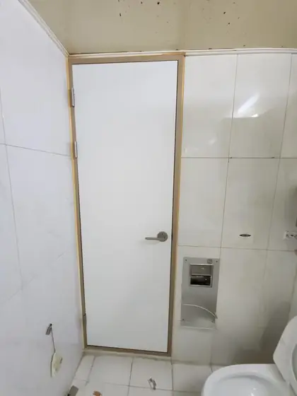 샤워실 문 교체 — 흰색 새 문짝 교체 완료